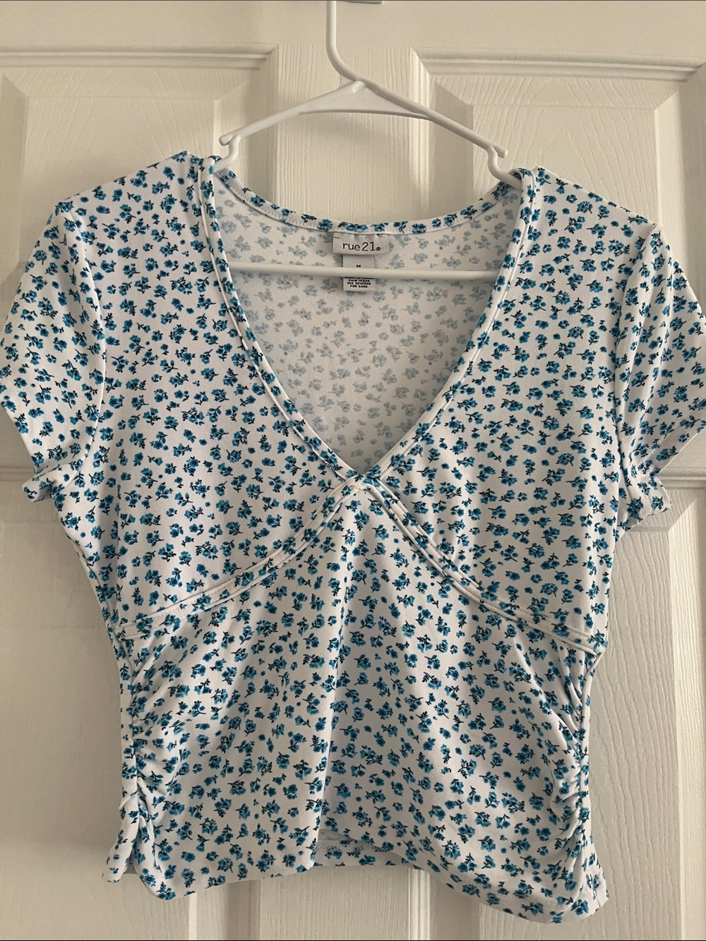 Rue21 Light Blue Floral V-Neck Crop Top